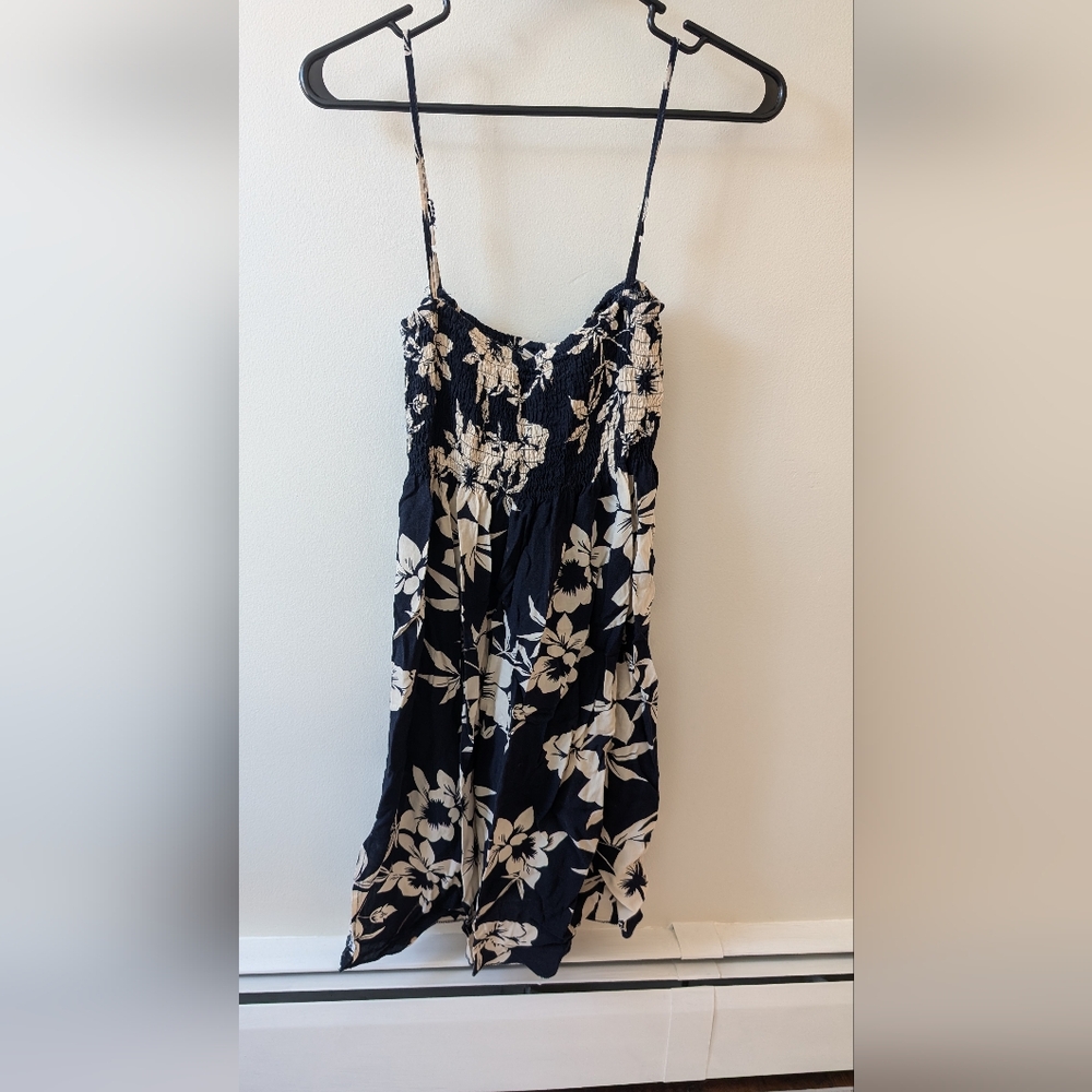 Beach by Exist minimalist navy and white floral casual dress. Size large juniors